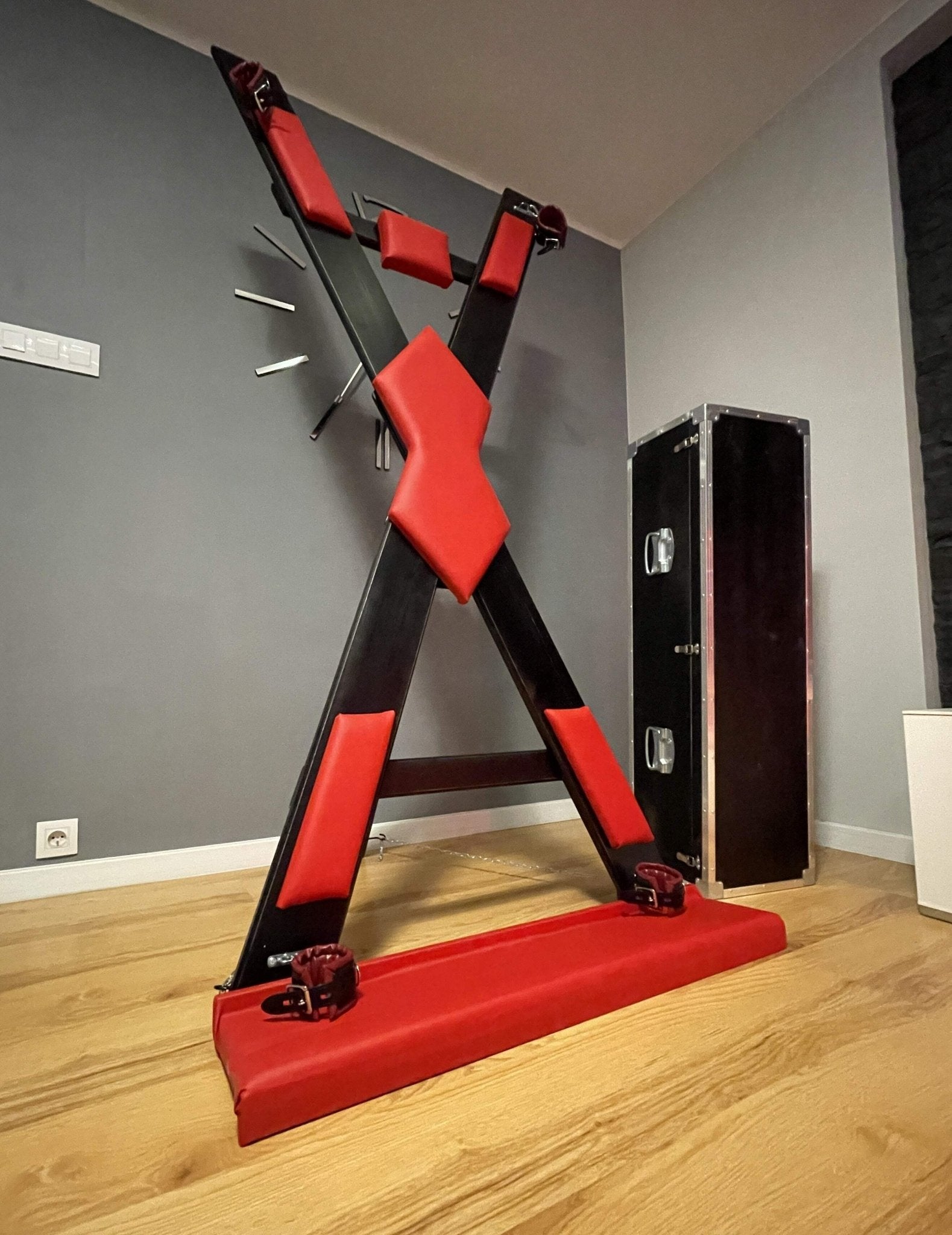 Luxurises BDSM-Andreaskreuz aus Leder fr Dungeon-Spiele. Mit Fustt BDSMWoody Luxurises BDSM-Andreaskreuz aus Leder fr Dungeon-Spiele. Mit Fustt BDSMWoody