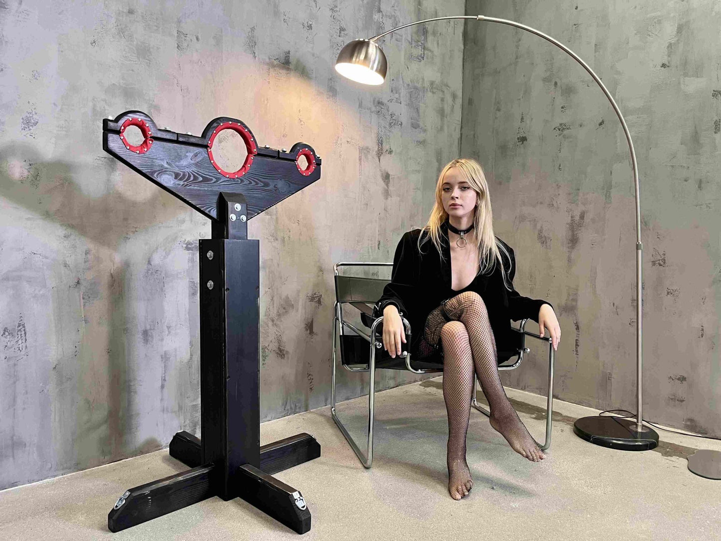 Shackled Delight: Wooden Post for BDSM Fixation and Play - BDSMWoody