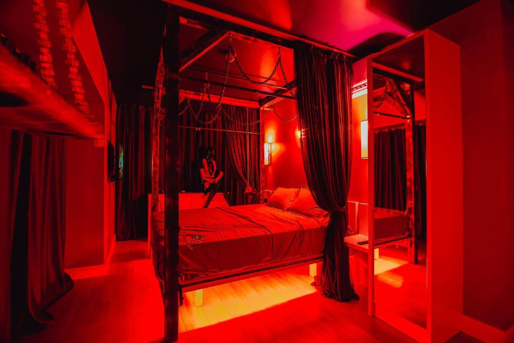 Balancing Comfort and Restraint in BDSM Furniture: How Design Influences Use - BDSMWoody