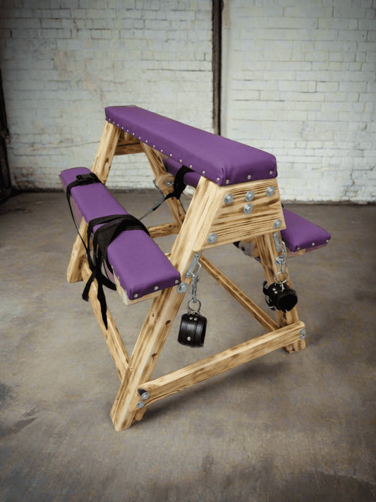 Banc de bondage violet sensuel pour une expérience de donjon sexuel palpitante