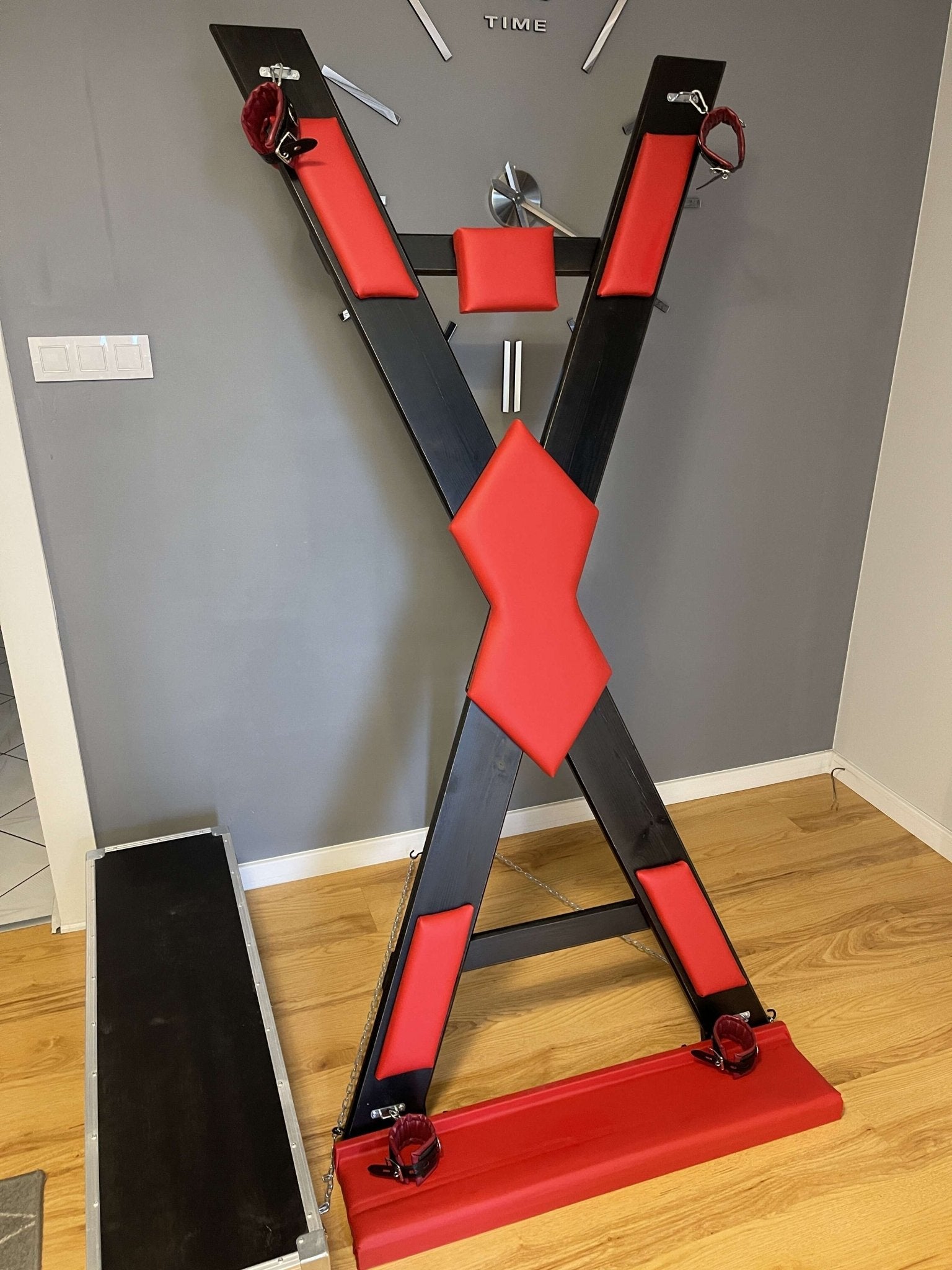 Luxurises BDSM-Andreaskreuz aus Leder fr Dungeon-Spiele. Mit Fustt BDSMWoody Luxurises BDSM-Andreaskreuz aus Leder fr Dungeon-Spiele. Mit Fustt BDSMWoody