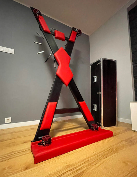Luxuriöses BDSM-Andreaskreuz aus Leder für Dungeon-Spiele. Mit Fußstütze. 