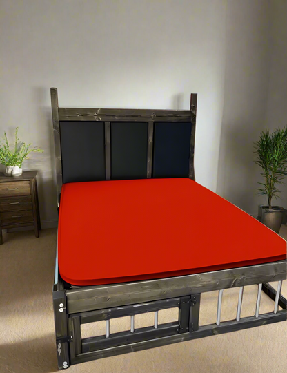 Lit en bois d'inspiration BDSM avec options de contention Queen Size - Mobilier de jeu unique pour adultes.