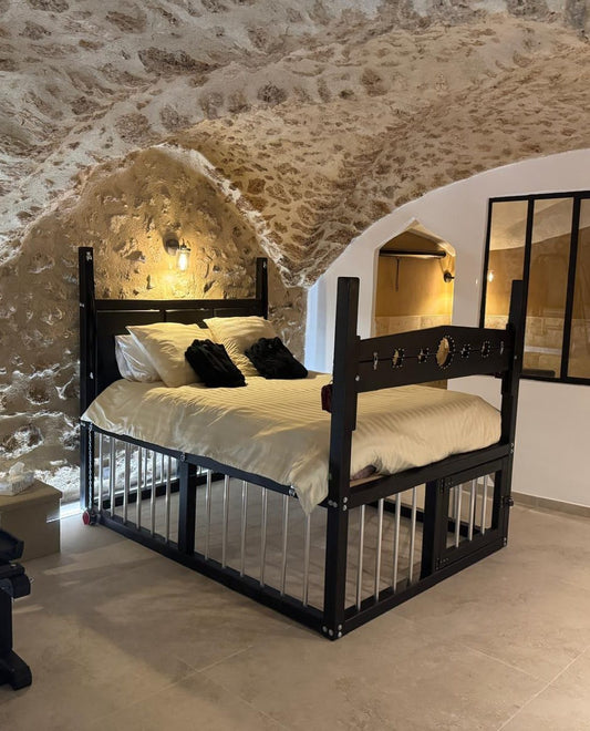 Lit Queen Size en bois d'inspiration BDSM avec options de contention et cage