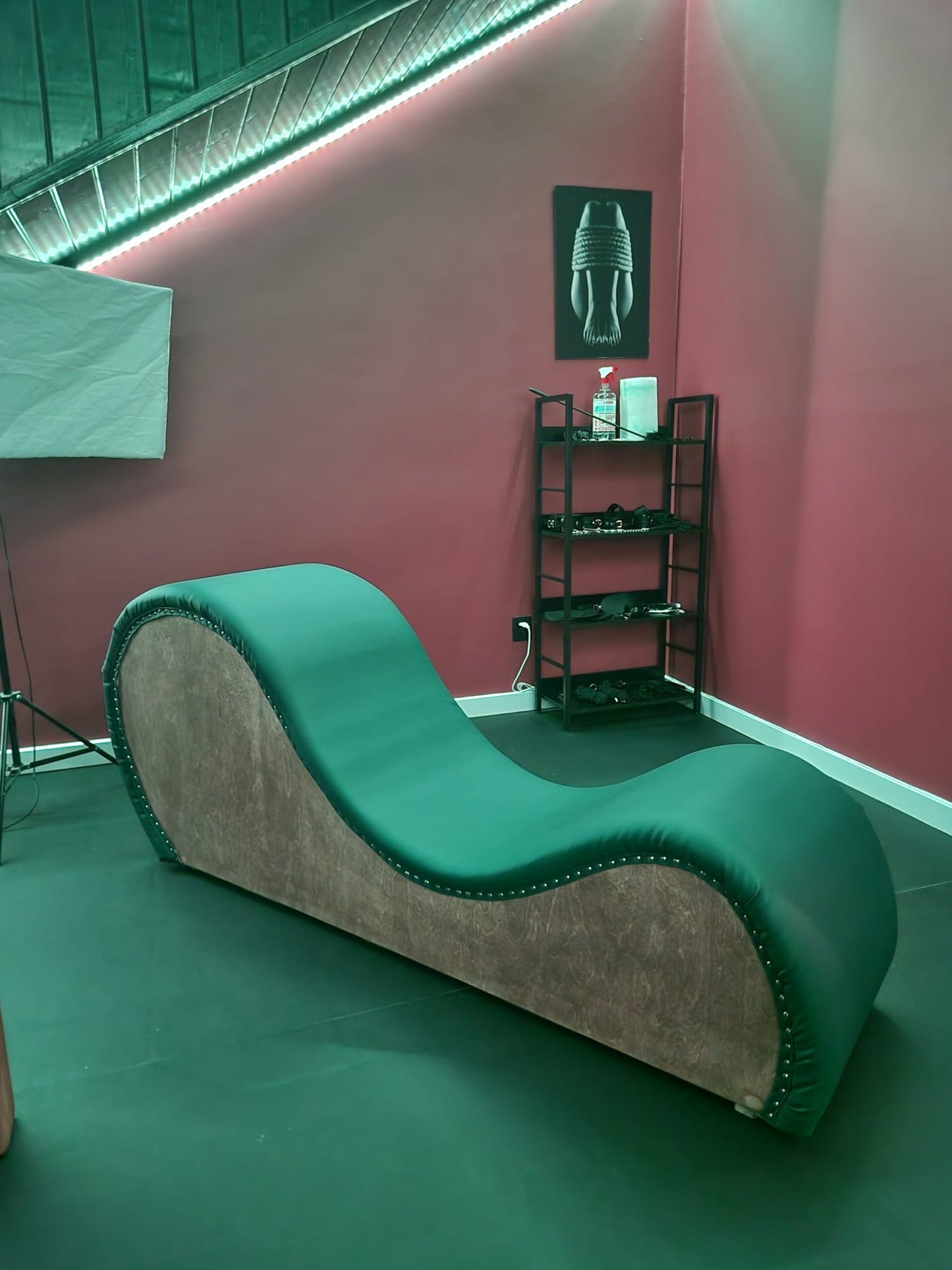 Tantra Chaise Lounge – Ergonomic Faux Leather Sofa - BDSMWoody