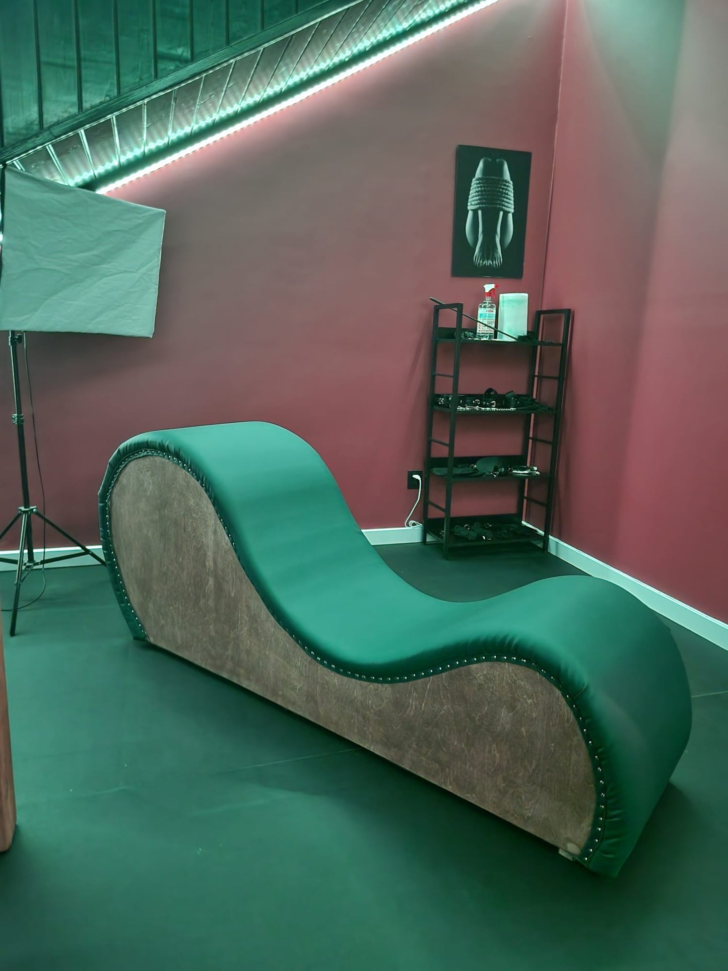 Tantra Chaise Lounge – Ergonomic Faux Leather Sofa - BDSMWoody