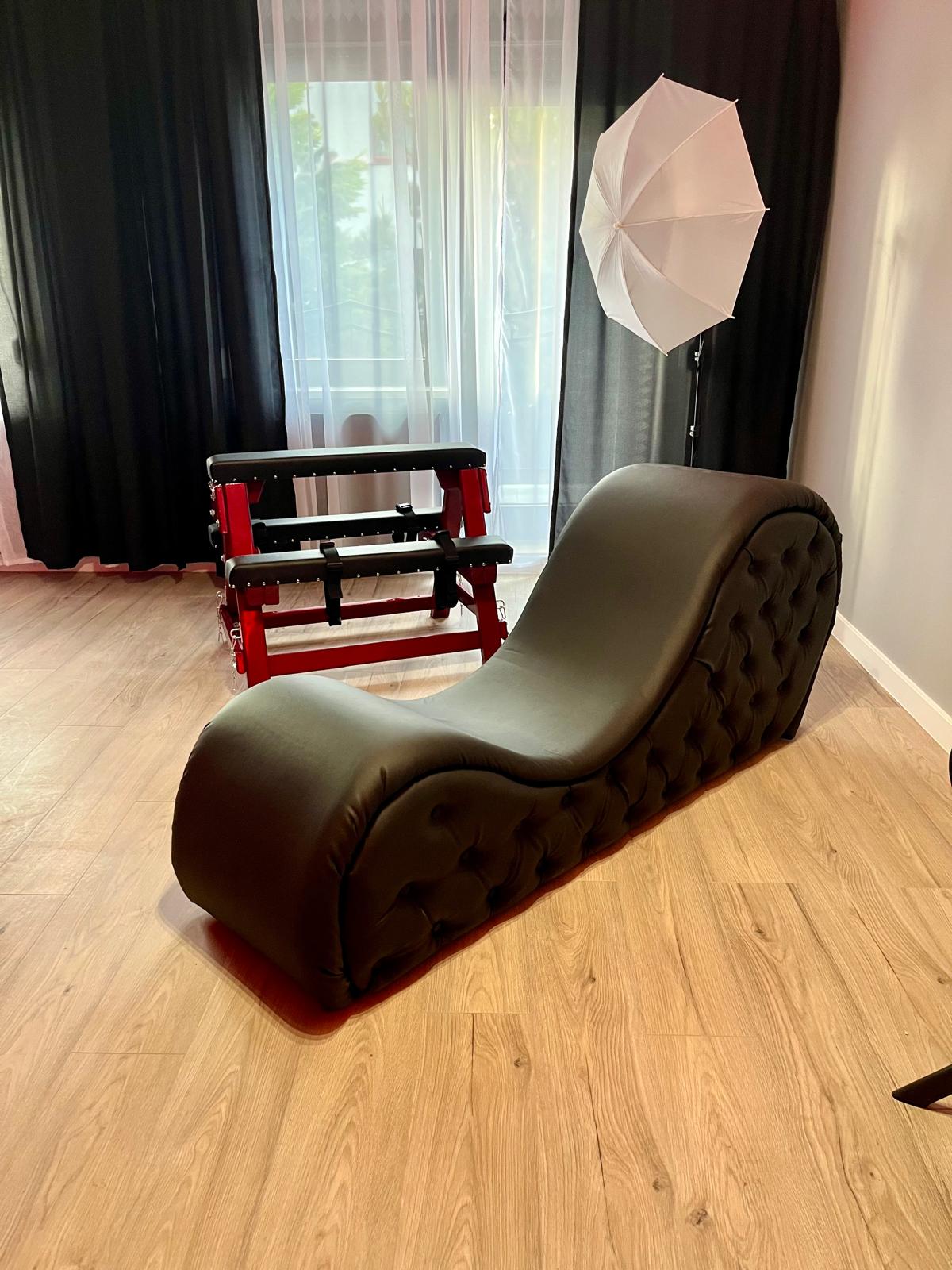Tantra Chaise Lounge – Ergonomic Faux Leather Sofa - BDSMWoody