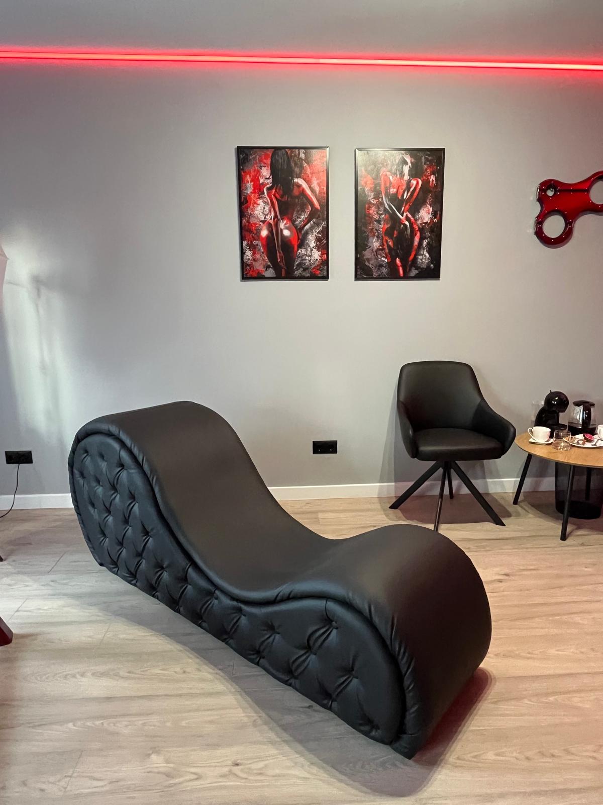 Tantra Chaise Lounge – Ergonomic Faux Leather Sofa - BDSMWoody