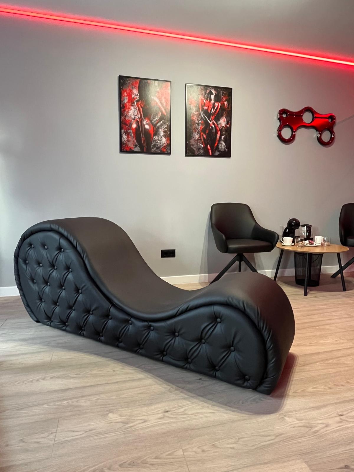 Tantra Chaise Lounge – Ergonomic Faux Leather Sofa - BDSMWoody