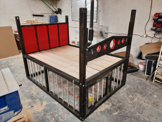 BDSM-inspiriertes Holzbett mit Fesseloptionen, Queen-Size-Bett – einzigartige Spielmöbel für Erwachsene.