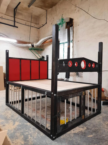 BDSM-inspiriertes Holzbett mit Fesseloptionen, Queen-Size-Bett – einzigartige Spielmöbel für Erwachsene.