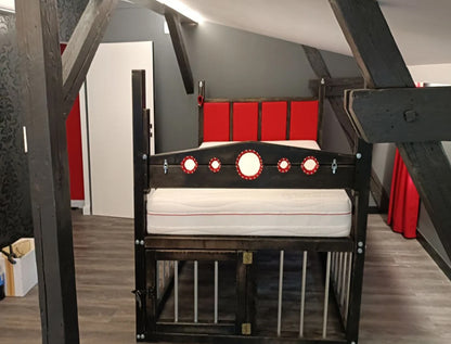 BDSM-inspiriertes Holzbett mit Fesseloptionen, Queen-Size-Bett – einzigartige Spielmöbel für Erwachsene.